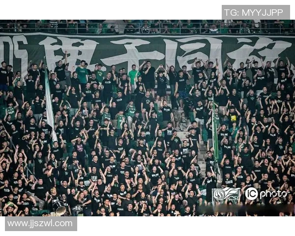 刷新个人纪录后情绪失控球员赛场落泪引发全场感动热议